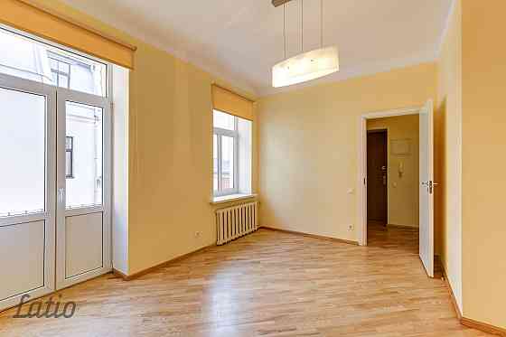 Tiek izīrēts dzīvoklis renovētā mājā pašā pilsētas centrā. Līdzās veikali, kafejnīcas, skolas, sport Рига