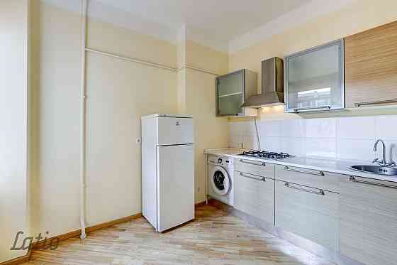 Tiek izīrēts dzīvoklis renovētā mājā pašā pilsētas centrā. Līdzās veikali, kafejnīcas, skolas, sport Рига