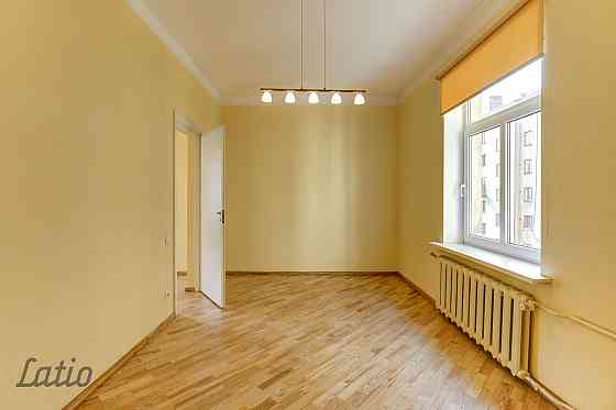 Tiek izīrēts dzīvoklis renovētā mājā pašā pilsētas centrā. Līdzās veikali, kafejnīcas, skolas, sport Рига