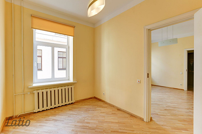 Tiek izīrēts dzīvoklis renovētā mājā pašā pilsētas centrā. Līdzās veikali, Rīga - foto 3