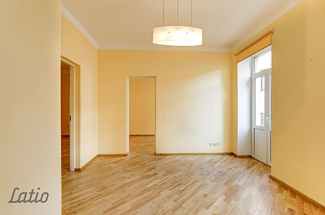 Tiek izīrēts dzīvoklis renovētā mājā pašā pilsētas centrā. Līdzās veikali, Rīga - foto 4