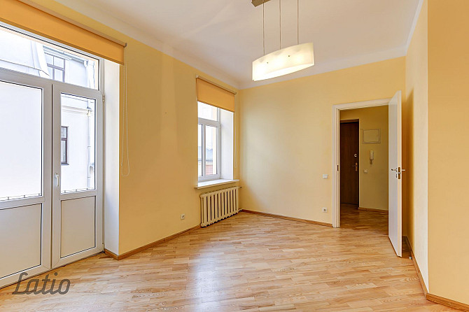 Tiek izīrēts dzīvoklis renovētā mājā pašā pilsētas centrā. Līdzās veikali, Rīga - foto 2