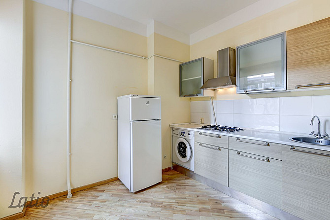 Tiek izīrēts dzīvoklis renovētā mājā pašā pilsētas centrā. Līdzās veikali, Rīga - foto 1