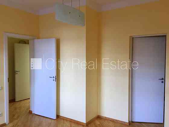 Фасадный дом, реновированный дом, закрытая территория, въездные ворота оснащены Rīga