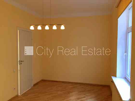 Фасадный дом, реновированный дом, закрытая территория, въездные ворота оснащены Rīga