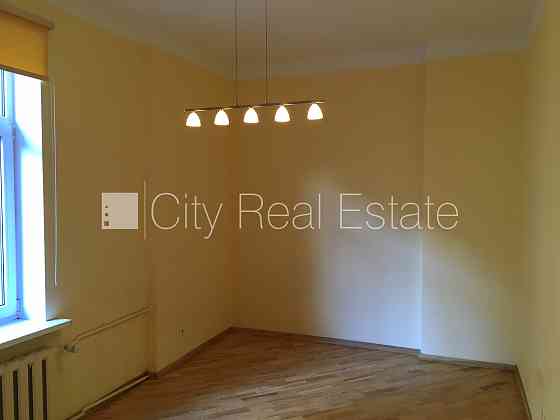 Фасадный дом, реновированный дом, закрытая территория, въездные ворота оснащены Rīga