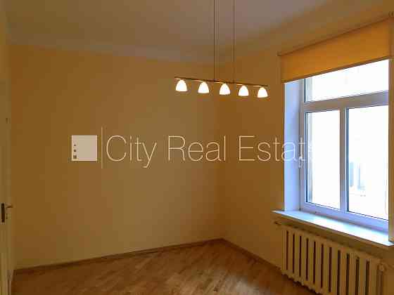 Фасадный дом, реновированный дом, закрытая территория, въездные ворота оснащены Rīga