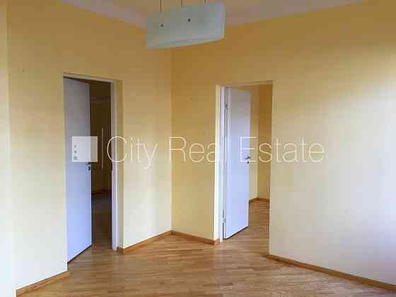 Фасадный дом, реновированный дом, закрытая территория, въездные ворота оснащены Rīga