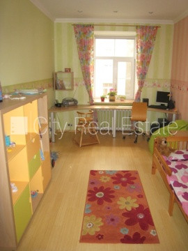 Fasādes māja, renovēta māja, slēgta teritorija, teritorijas iebrauktuves vārti aprīkoti ar Rīga - foto 18