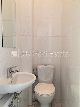 Fasādes māja, renovēta māja, slēgta teritorija, teritorijas iebrauktuves vārti aprīkoti ar Rīga - foto 13