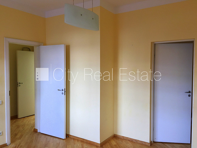 Fasādes māja, renovēta māja, slēgta teritorija, teritorijas iebrauktuves vārti aprīkoti ar Rīga - foto 6