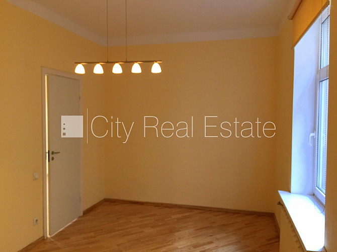 Fasādes māja, renovēta māja, slēgta teritorija, teritorijas iebrauktuves vārti aprīkoti ar Rīga - foto 3