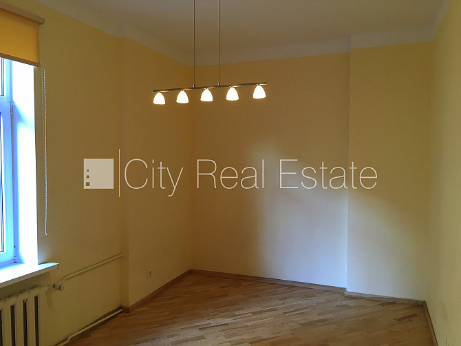 Fasādes māja, renovēta māja, slēgta teritorija, teritorijas iebrauktuves vārti aprīkoti ar Rīga - foto 1