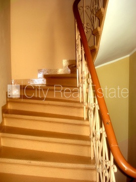 Fasādes māja, renovēta māja, slēgta teritorija, teritorijas iebrauktuves vārti aprīkoti ar Rīga - foto 16