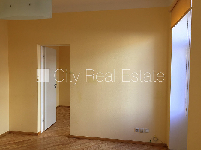 Fasādes māja, renovēta māja, slēgta teritorija, teritorijas iebrauktuves vārti aprīkoti ar Rīga - foto 5