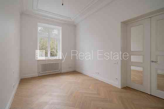 Фасадный дом, лифт, лестничная клетка после косметического ремонта, одна Рига