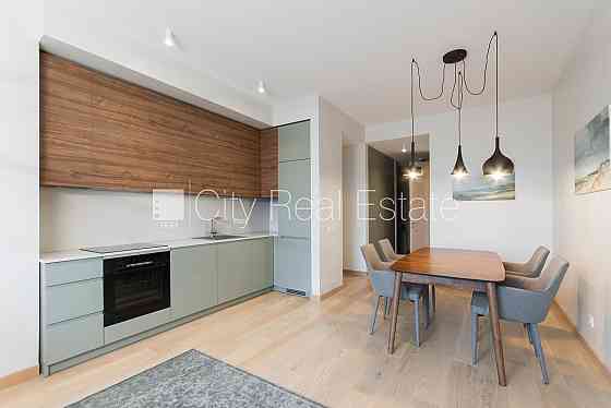 Фасадный дом, места для нескольких машин, до детской игровой площадки 50 м, окна Рига