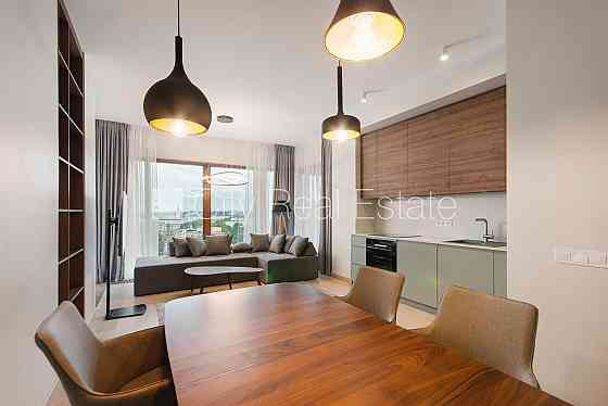 Фасадный дом, места для нескольких машин, до детской игровой площадки 50 м, окна Рига