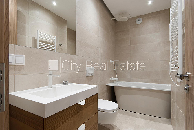 Fasādes māja, vieta vairākām automašīnām, līdz bērnu spēļu laukumam 50 m, logi vērsti Rīga - foto 9