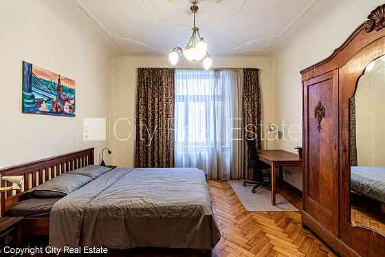 Фасадный дом, реновированный дом, вход со двора, лифт, лестничная клетка после Rīga