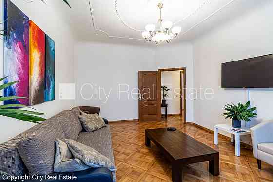 Фасадный дом, реновированный дом, вход со двора, лифт, лестничная клетка после Rīga