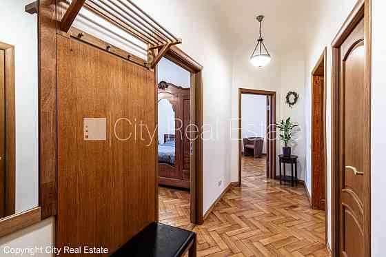 Фасадный дом, реновированный дом, вход со двора, лифт, лестничная клетка после Rīga