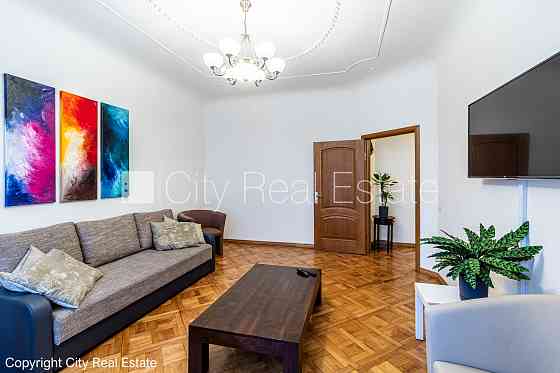 Фасадный дом, реновированный дом, вход со двора, лифт, лестничная клетка после Rīga