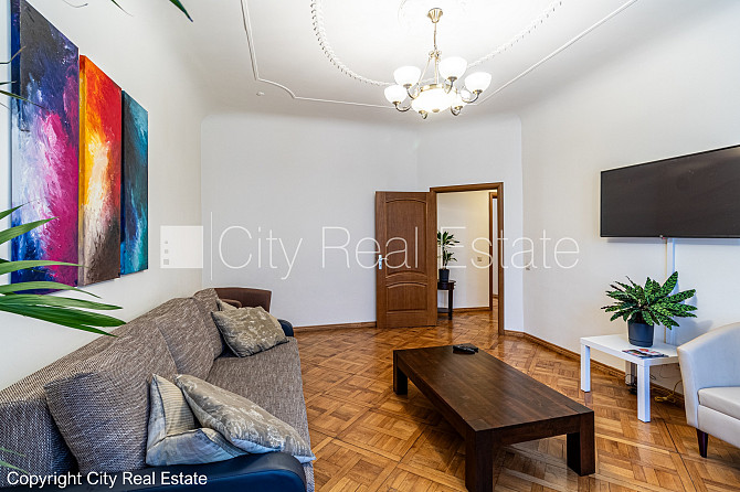 Fasādes māja, renovēta māja, ieeja no pagalma, ir lifts, kāpņu telpa pēc kapitālā remonta, Rīga - foto 2