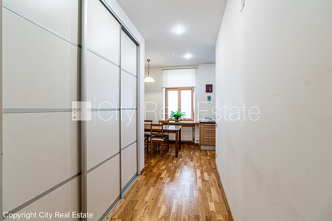 Fasādes māja, renovēta māja, ieeja no pagalma, ir lifts, kāpņu telpa pēc kapitālā remonta, Rīga - foto 11