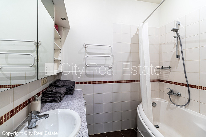 Fasādes māja, renovēta māja, ieeja no pagalma, ir lifts, kāpņu telpa pēc kapitālā remonta, Rīga - foto 18