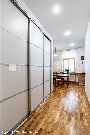 Fasādes māja, renovēta māja, ieeja no pagalma, ir lifts, kāpņu telpa pēc kapitālā remonta, Rīga - foto 12