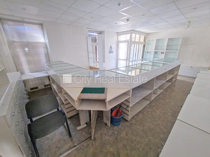 Фасадный дом, реновированный дом, вход с улицы, окна выходят на улицу, холл, Рига - изображение 20