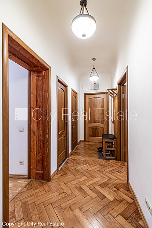 Fasādes māja, renovēta māja, ieeja no pagalma, ir lifts, kāpņu telpa pēc kapitālā remonta, Rīga - foto 16