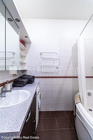 Fasādes māja, renovēta māja, ieeja no pagalma, ir lifts, kāpņu telpa pēc kapitālā remonta, Rīga - foto 17