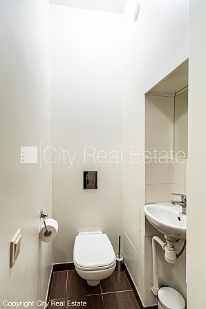 Fasādes māja, renovēta māja, ieeja no pagalma, ir lifts, kāpņu telpa pēc kapitālā remonta, Rīga - foto 19