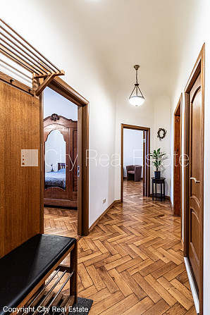 Fasādes māja, renovēta māja, ieeja no pagalma, ir lifts, kāpņu telpa pēc kapitālā remonta, Rīga - foto 10