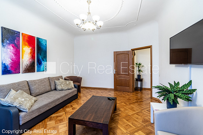 Fasādes māja, renovēta māja, ieeja no pagalma, ir lifts, kāpņu telpa pēc kapitālā remonta, Rīga - foto 1