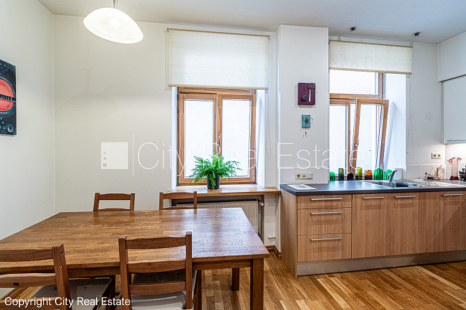 Fasādes māja, renovēta māja, ieeja no pagalma, ir lifts, kāpņu telpa pēc kapitālā remonta, Rīga - foto 14