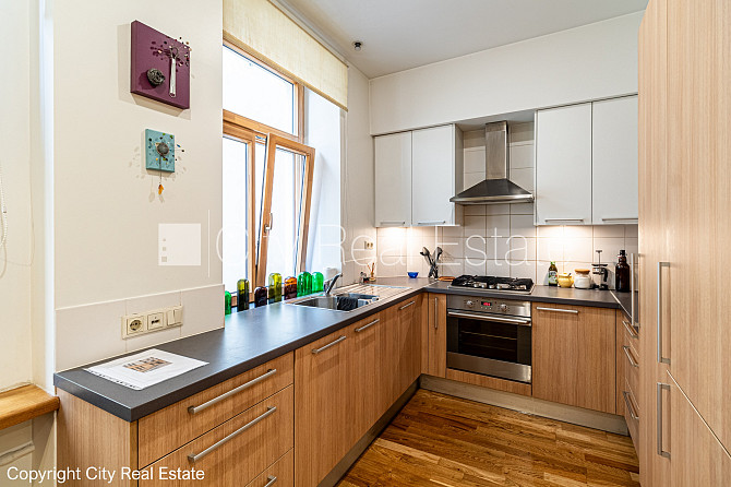 Fasādes māja, renovēta māja, ieeja no pagalma, ir lifts, kāpņu telpa pēc kapitālā remonta, Rīga - foto 13