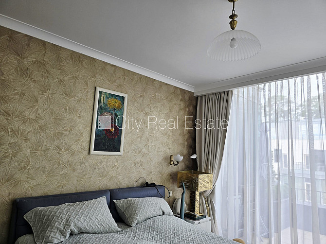 Jaunceltne, slēgts pagalms, apzaļumota teritorija ar jaunu kokaugu stādījumiem, ir lifts, Jūrmala - foto 7