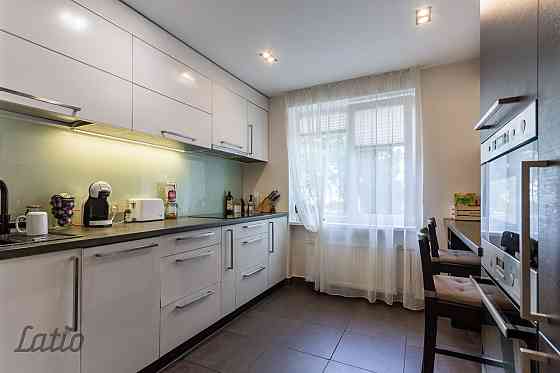 Tiek pārdots lielisks 5 istabu dzīvoklis Imantā pilnībā iekārtots tūlītējai dzīvošanai.

Īpašumā ir  Рига