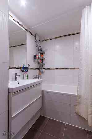 Tiek pārdots lielisks 5 istabu dzīvoklis Imantā pilnībā iekārtots tūlītējai dzīvošanai.

Īpašumā ir  Рига