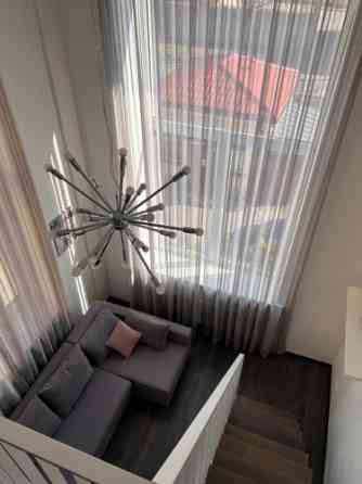 Сдаётся современная двухуровневая квартира в стиле лофт с высокими потолками и Rīga