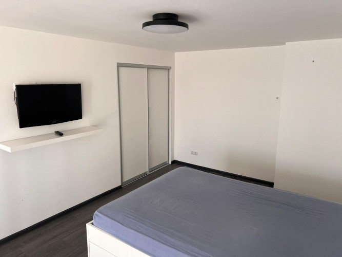 Izīrē modernu, loft stila divstāvu dzīvokli ar augstiem griestiem un plašiem logiem, kas Rīga - foto 3