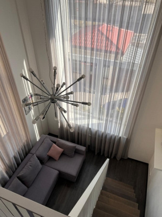 Izīrē modernu, loft stila divstāvu dzīvokli ar augstiem griestiem un plašiem logiem, kas Rīga - foto 1