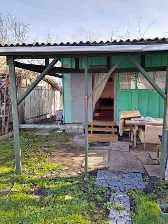 Передам право аренды на садовый участок. Но за домик террасой 24м², спицу, электричество, душ, ... Рига