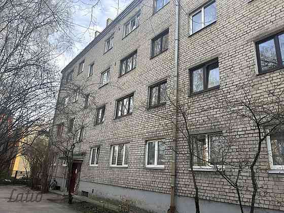 Pārdod remontējamu dzīvokli Āgenskalna centrālajā daļā.
Ķieģeļu māja, augšējais stāvs.
Mājā mainīti  Рига