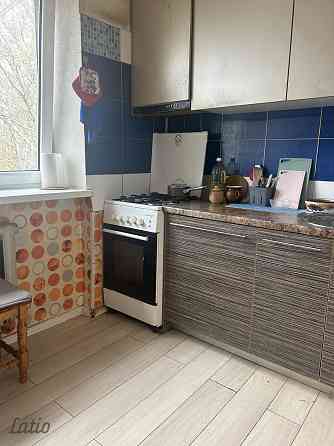 Pārdod remontējamu dzīvokli Āgenskalna centrālajā daļā.
Ķieģeļu māja, augšējais stāvs.
Mājā mainīti  Рига