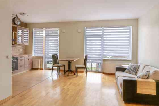 2 istabu dzīvoklis Mežaciems projektā ar balkonu. Izīrē gaišu, siltu un mājīgu 2 istabu dzīvokli... Рига