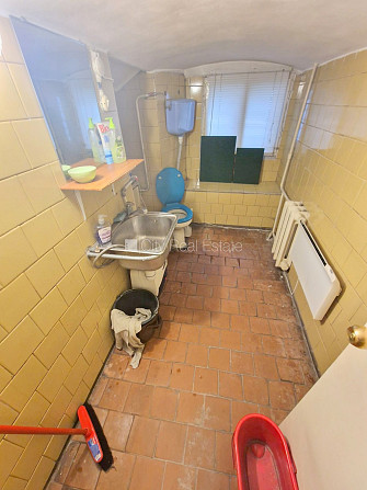 Fasādes māja, renovēta māja, ieeja no ielas, logi vērsti uz ielas pusi, halle, palīgtelpa, Rīga - foto 12